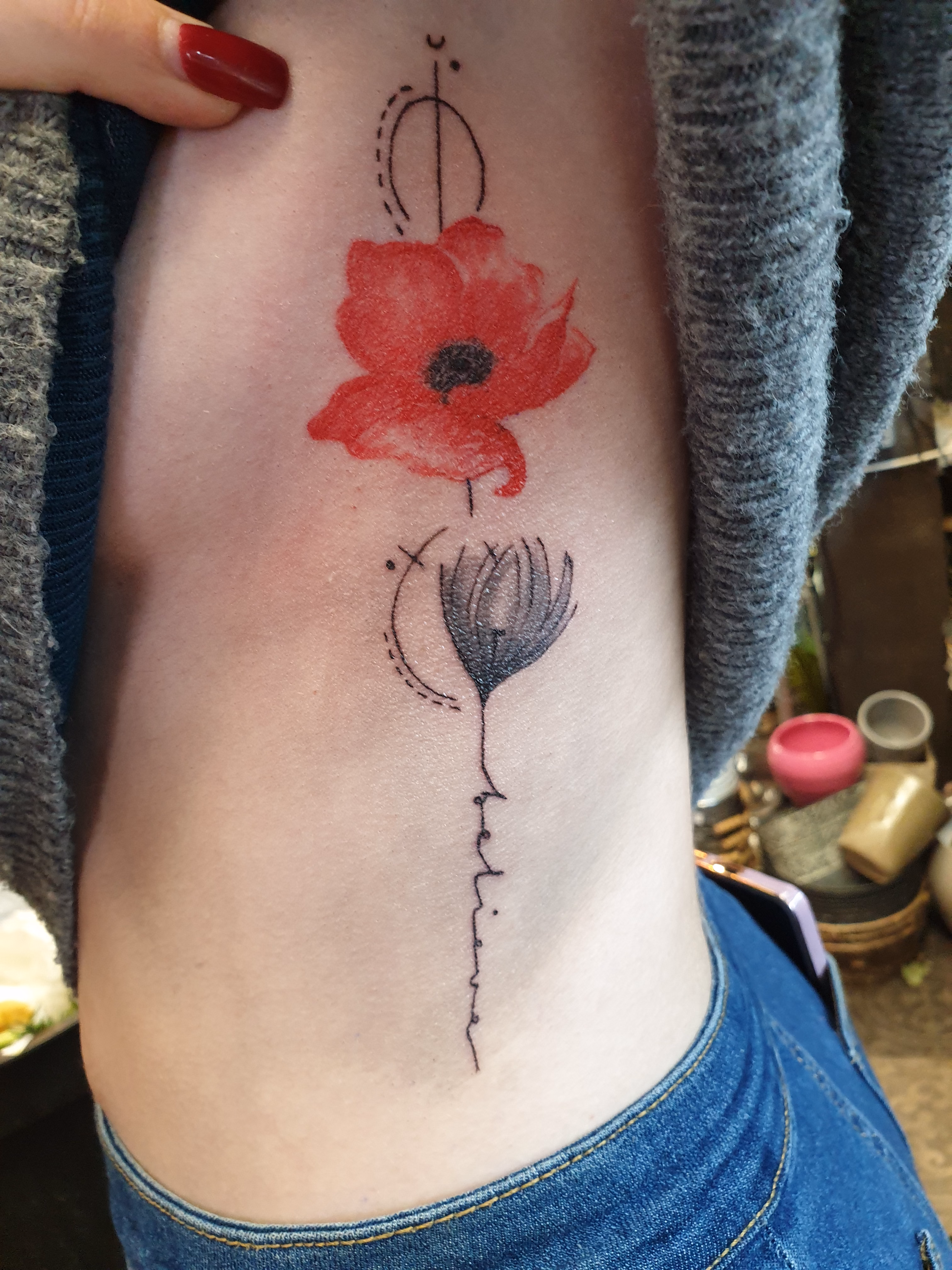 Tatouage coquelicot rouge réalisé par Sarah Fleur