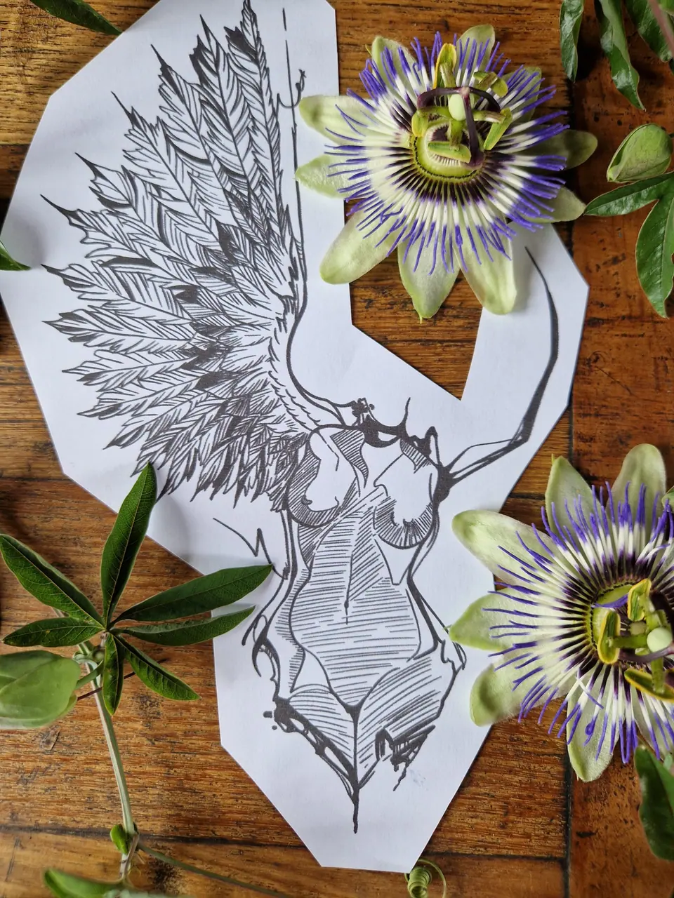 Création tatouage sexy femme ange par Sarah Fleur
